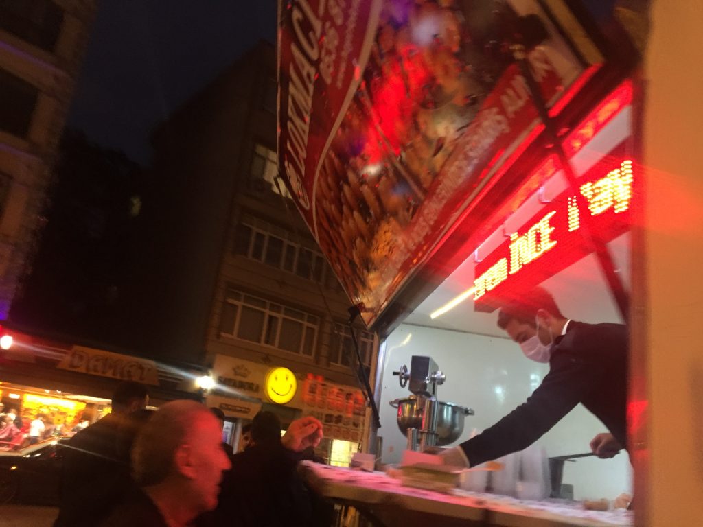 Sultangazide Lokma dağıtımı